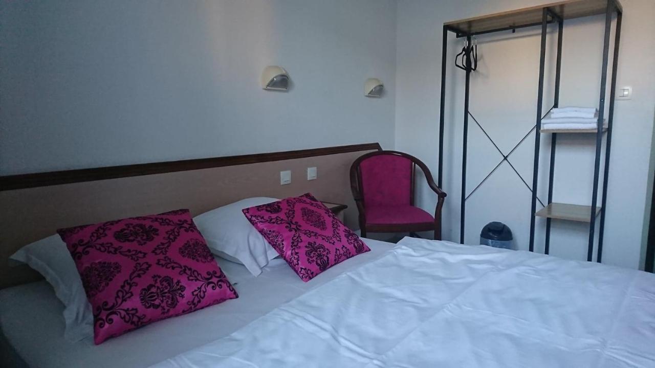 Hotel Les Deux Porches Verrieres  Bagian luar foto